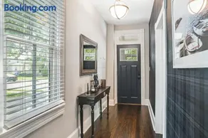 2-story downtown home with enclosed yard, deck, firepit, gas grill & fireplace - Image 1