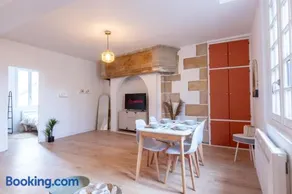 Appartement rénové au cœur de la cité médiévale dans immeuble classé - Image 3