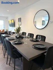 Spacious & Stunning 5 Bed Cheltenham Home - Image 3