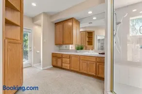 Lakeside Mansion Waterfront 34 beds Boat ramp - Image 3