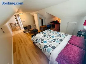 Artistic Apartment Near Downtown - Image 4