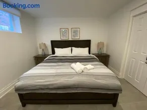 Yorkmills and Bayview !B Spacious and Stylish Private Bdr with Shared Bathroom - Image 1