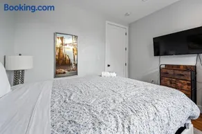 2 Queen Beds, TV's in Bedroom, Path to Manhattan - Image 2