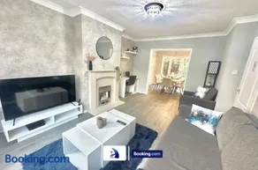Spacious 3 BDR By Avalora Short Lets & Serviced Accommodation Queensway With Big Garden, Near Train Station, Airport & Large Driveway - Image 5