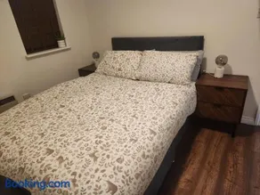 Small two Bed Apartment on a Private Road - Image 2
