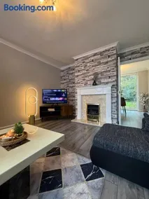 Charming 3 BR - NEC HS2- Long Stays Wifi Parking Airport - Image 1