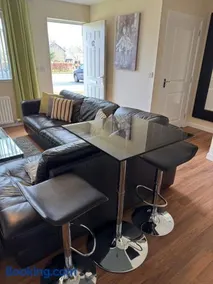 Prime Four House - Perfect for Short & Business stays - Image 2