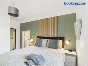 Stylish Apartment with Hot tub and Garden - Image 3