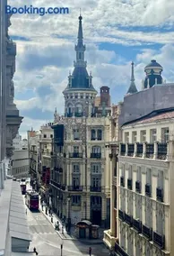 Piso Ático con Terraza y Jacuzzi con vistas a Sol en Madrid Centro - Image 1