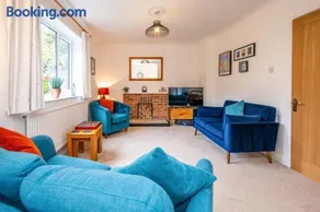 Splendid House Great Location to WAVE Surf & South West Water Park - Super Garden By STAE-Homes - Image 2