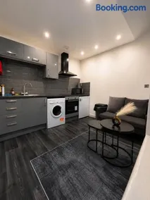1 Bedroom Luxury Serviced Flat, 24hr Check in WiFi Netflix Washer Fully Equipped - Image 3