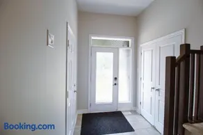 Luxurious Tastefully Furnished 3 bedroom Home in Ottawa - Image 1