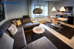 Villa with great garden and pool - Image 2