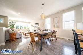 BoHo Vibes - Patio & BBQ - King Bed - Garage Parking - Image 1