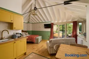 The Boathouse - Salcombe - Spring Time Tiny Home - Image 4