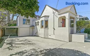 Cozy 5-Bedroom House, Perfect for Family and Work Groups - Image 2