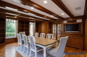 Luxury 7-Bedroom Villa with Pool in Glen Head - Image 4