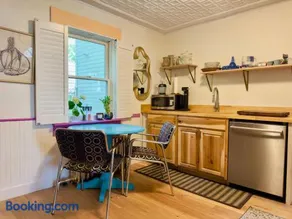 2BR Pet Friendly Gem with Garden - Image 2