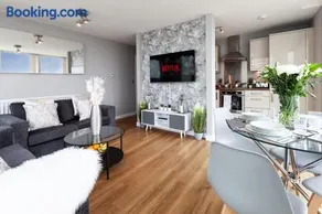 2 Bedroom 2 Bathroom Apartment City Centre Free Parking Fast Wifi Juliet Balcony and Smart TV with SkyTV and Netflix by Yoko Property - Image 5