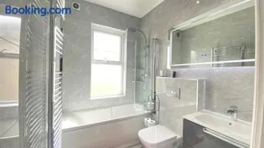 Luxury 2 bed Bournemouth Walk to Beach Poole King bed - Image 3
