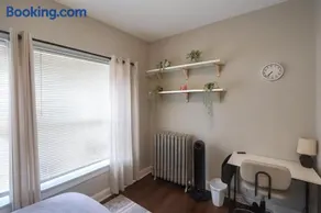 Charming 2BR Near Cafes, Park & CTA - Image 1