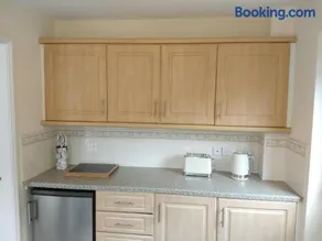 Sunningdale homely detached family,contractor 3 bed house with Parking - Image 4