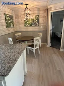 Sweet retreat in the springs NOT waterfront property - Image 1