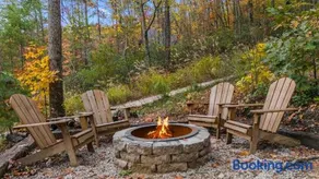 The Hummingbird - Mountaintop Cabin with Hot Tub - Image 4