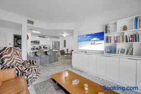 Subtle 2 Bed in Edgewater near Downtown With Free Parking - Image 2
