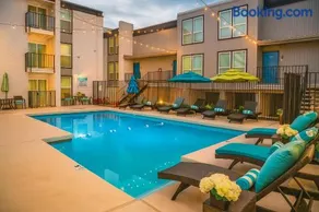 Worldcup Ready DT DFW Chic Free Parking and Pool In Medical District - Image 4