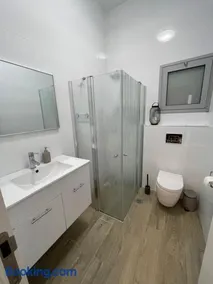 בית בעמק בעיצוב מודרני וחמים - Image 3