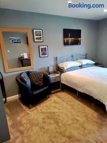 Large double room with spacious ensuite - Image 2