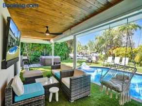 Amazing 5 bed house w pool, jacuzzi and your own boat - Image 1