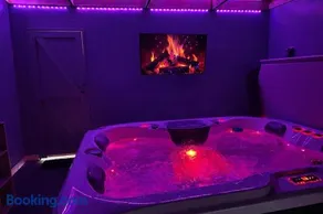Romantic getaway with private hot tub - Image 1