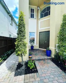 The Miami Lakes Pool House - Image 3