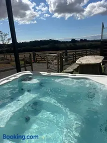 Luxury Lake Front Escape With Hot Tub - Image 1
