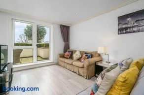 Luxurious Spacious 2 bed w Terrace - Image 5