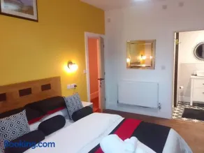 Cozy 2-bedroom Bungalo, 3 beds, free parking and garden - Image 2