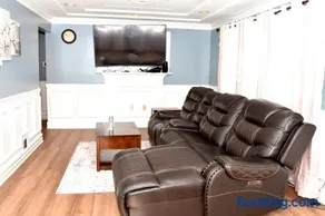 Handsome Home Renovated - close to Metro - Image 4