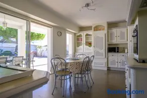 Beautiful family house with a large terrace - Image 3