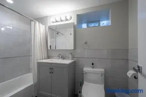 Modern Apt w Private Entrance Washer Dryer Free Parking - Image 4