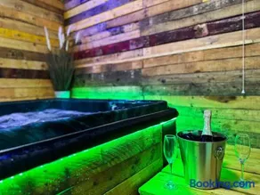 Kinky Kabin w Hot Tub, Sauna and Rooftop Garden - Image 3