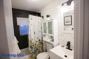 Alafia- Cozy JFK Area Home - This property is a hosted property meaning the host live on site - Image 2