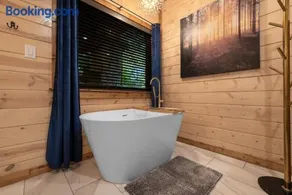 Cozy Cabin with Hot Tub, Fire Pit and Arcade Games - Image 5