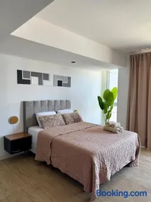 MarDelSuites - Studios Modernos Piso Alto - Vista al Mar, Cochera Opcional, AC, Pileta, 2min Playa - Image 1
