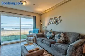 Modern Ground Floor Beachfront Condo Suite - Sleeps 4 - Pool and Sauna - Image 2