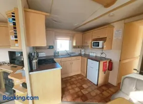 Plum 1 a 3 bed 8 berth luxury static caravan, bedding included, best plot closest to Sealands Family Clubhouse on Coral Beach short walk to rides and beach in Ingoldmells - Image 3