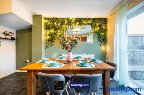 Cosy 4-Bed House l Garden l Free Parking l WiFi l Specious l Hosted by The Cosy Corner Nationwide - Image 2