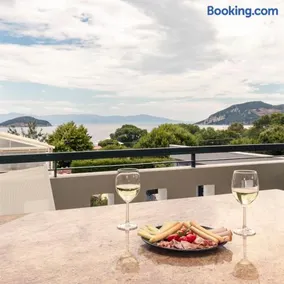 Cove Suites Apartment - Image 1