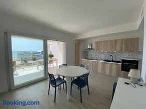 Holiday House - Image 3